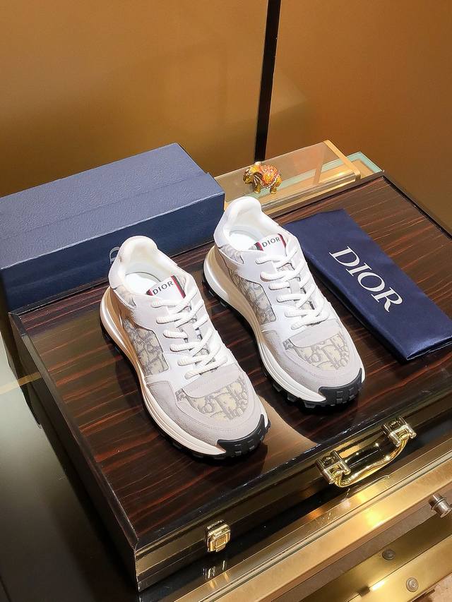 商品名称：Dior 迪奥 正规码数: 38-44 休闲鞋 商品材料：精选 牛皮鞋面，柔软羊皮内里；原厂大底。